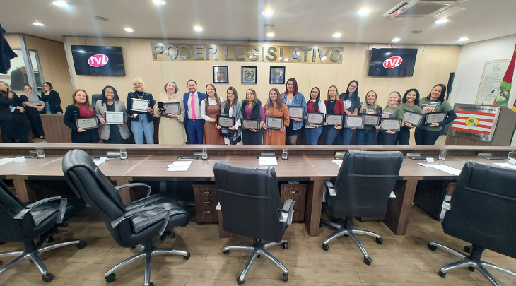 Egressa e estudante da FURB recebem comendas municipais da Câmara de Vereadores de Blumenau