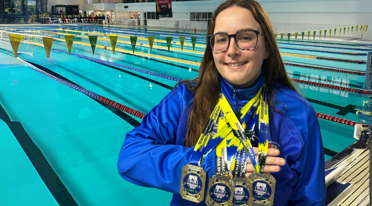 Estudante da FURB conquista quatro medalhas de ouro em competição internacional de natação