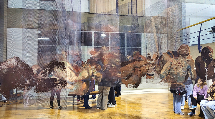 Artista premiada em concurso de pintura da FURB retorna à Universidade com nova exposição no Salão Angelim