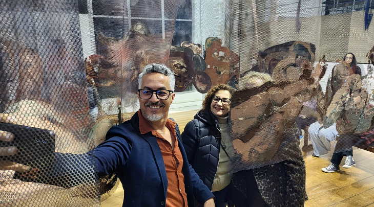 Artista premiada em concurso de pintura da FURB retorna à Universidade com nova exposição no Salão Angelim