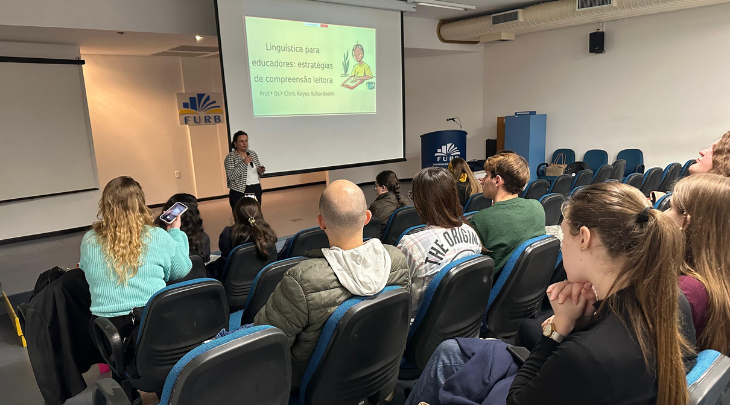 Aula magna do curso de Letras da FURB tem foco em leitura e prática docente