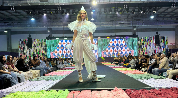 Moda em cena: o circo inspira desfile de estudantes da FURB na Febratex