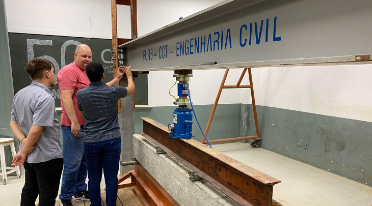 Semana Acadêmica de Engenharia Civil da FURB foca em atividades práticas e testa ruptura em vigas de concreto