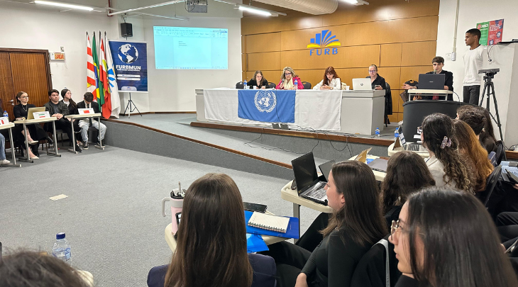 FURBMUN reúne estudantes de graduação e de ensino médio em simulação sobre o impacto da tecnologia em conflitos armados