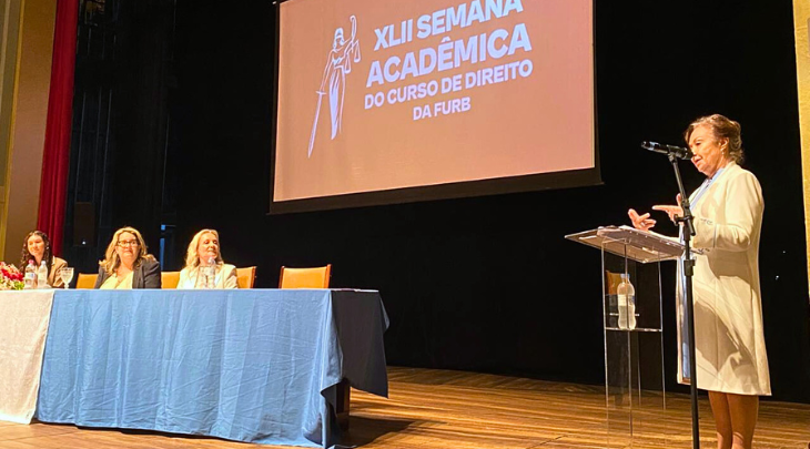 Ministra Nancy Andrighi, do Superior Tribunal de Justiça, ministra palestra sobre herança digital para estudantes da FURB