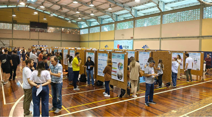 Segundo dia da MIPE 2025 movimenta Ginásio da FURB com apresentações de pôsteres e integração acadêmica