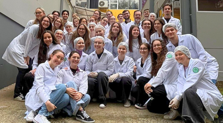 Liga Acadêmica de Cirurgia Plástica promove curso de suturas na FURB