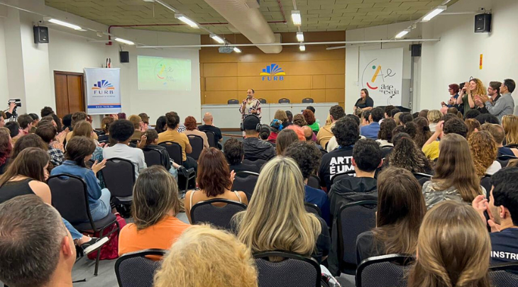 Arte na Escola Polo FURB reúne artistas e educadores em formação continuada