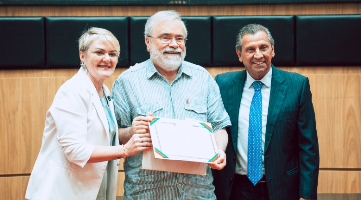 Professor da FURB recebe homenagem na Alesc no Dia do Professor