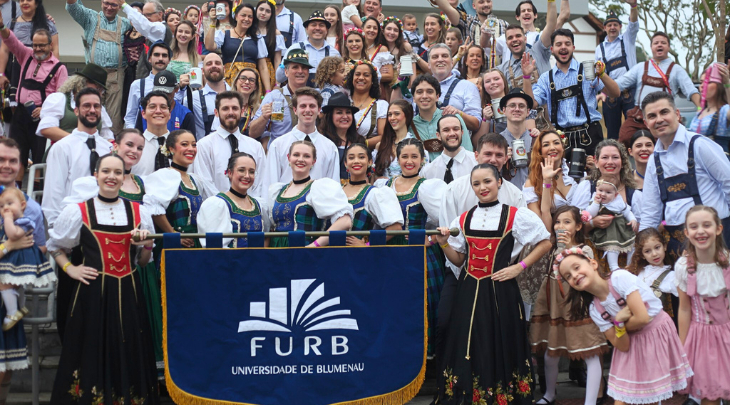 Diversão e alegria marcam presença da FURB nos desfiles da Oktoberfest Blumenau 2025