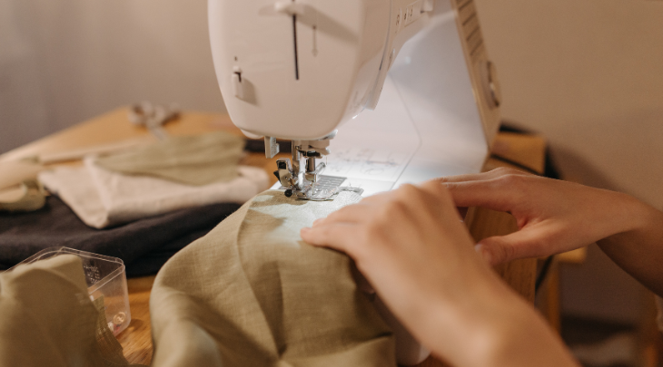 Estudantes de Moda da FURB confeccionam roupas infantis que serão doadas a famílias de Blumenau