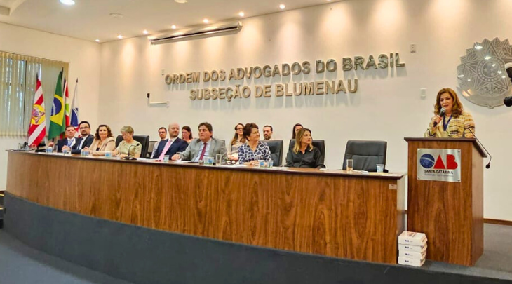 Reitora da FURB é homenageada com medalha Carlos Lange da OAB Blumenau
