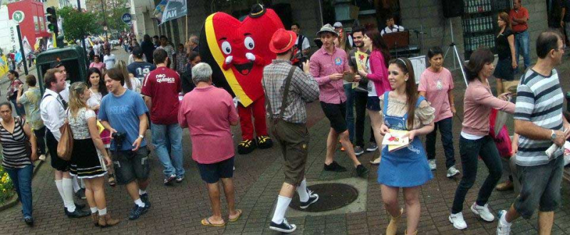 Alunos de Tecnologia em Marketing fazem campanha na Oktoberfest