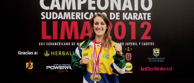 Aluna da FURB se classifica para Brasileiro e Panamericano de Caratê