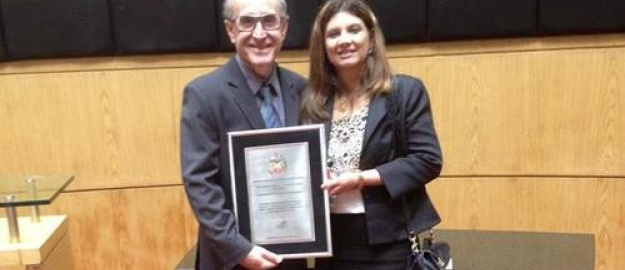 FURB recebe placa de Honra ao Mérito Odontológico