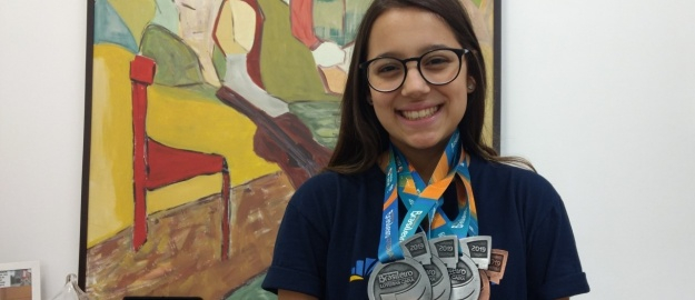 Estudante traz medalhas do brasileiro de natação