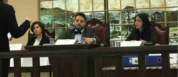 Egressa da FURB é jurada em competição internacional