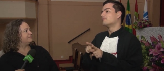 Andrey é o primeiro surdo formado em Direito na FURB