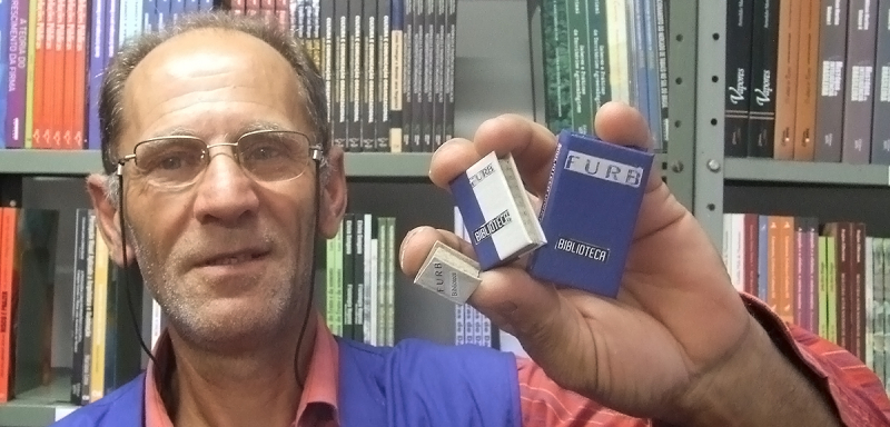Servidor desenvolve cadernos com material reciclado