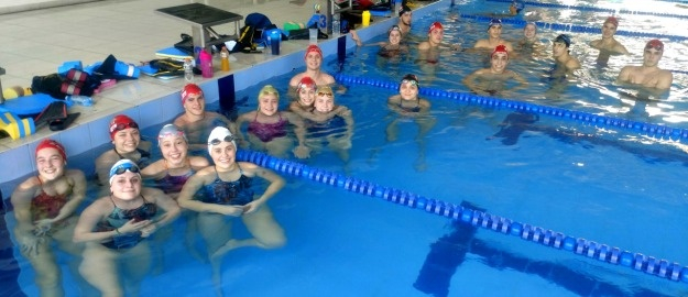 Campeonato de natação reúne 370 atletas em Blumenau