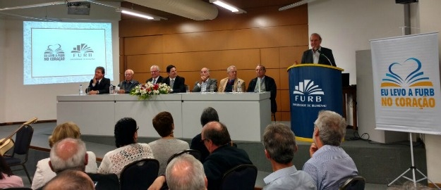 Aposentados da FURB recebem homenagem 