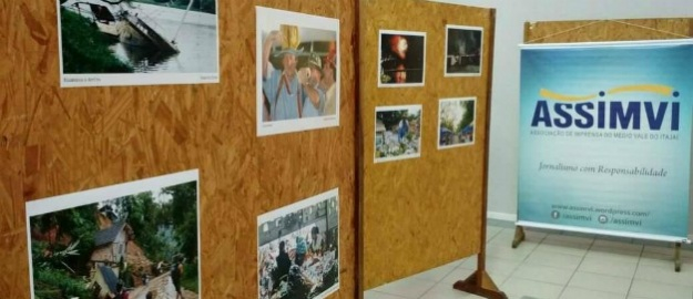 FURB recebe exposição de fotos da imprensa