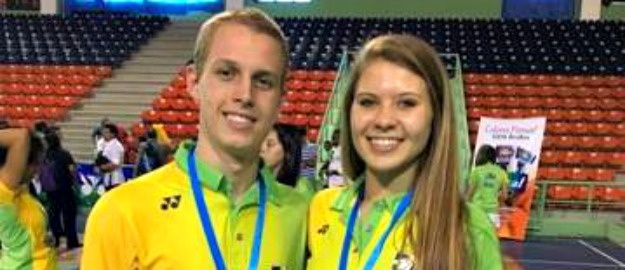 Atletas ganham medalha de prata internacional no badminton