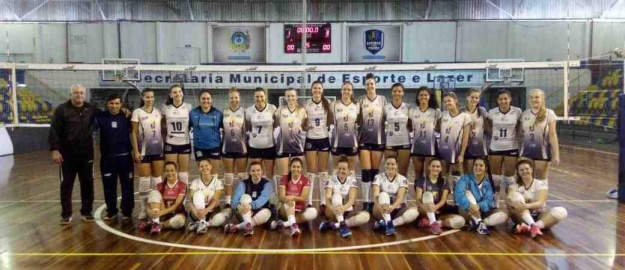 Equipe adulta de vôlei participa de jogos amistosos
