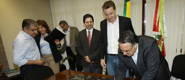 Reitor da FURB assina convênio do Centro de Inovação de Blumenau