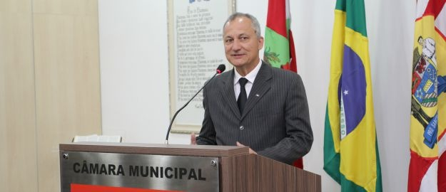 Professor da FURB recebe homenagem na Câmara de Vereadores