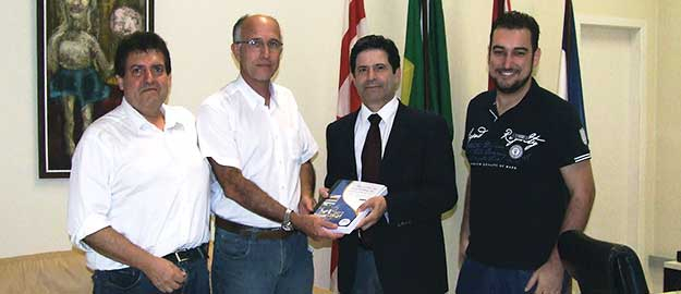 Comissão entrega relatório à reitoria
