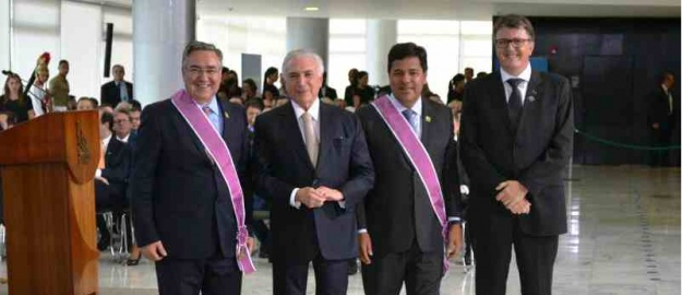 Ex-reitor da FURB recebe Ordem Nacional do Mérito Educativo