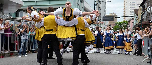 Imagens: FURB volta a participar de desfile na Rua XV