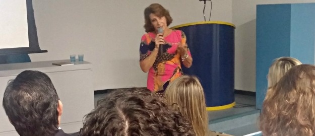 Professora aborda desafios da internacionalização acadêmica