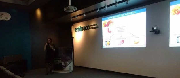Professora conduz workshop na Unidade Embraco/Joinville