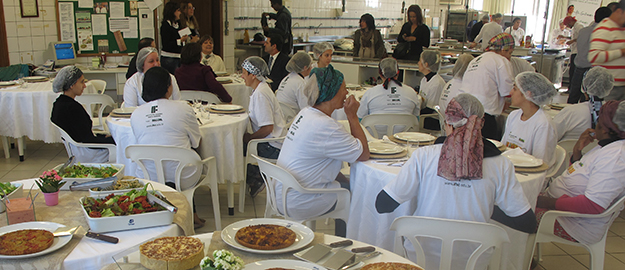 Programa Mulheres Mil encerra curso de Confeitaria com aula de chef francês