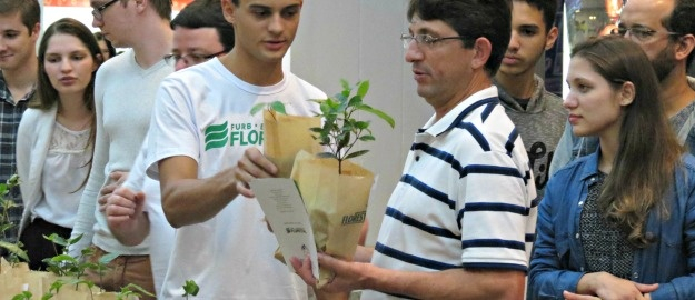 Florestal distribui 920 mudas e atende 5 mil visitantes