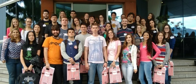 Estudantes de engenharia realizam visita técnica em Jaraguá