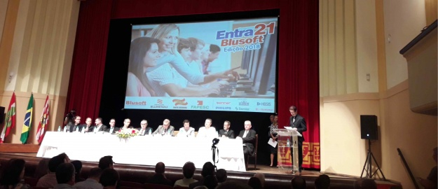 FURB prestigia Aula Magna do Programa Entra21-Blusoft