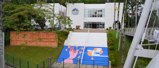 Entrada principal da universidade mais humanizada, com arte