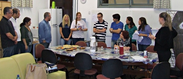 Páscoa: intercambistas preparam café para docentes da Etevi