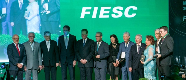 Eduardo Deschamps recebe prêmio Ordem do Mérito Industrial