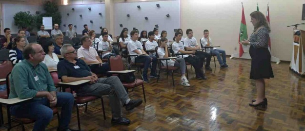 Reitora profere aula magna para projeto FORMARE 