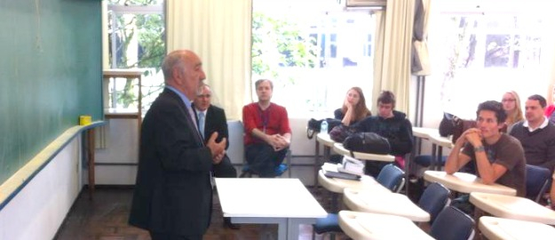 Professor da Espanha palestra e conversa sobre possível convênio com a FURB