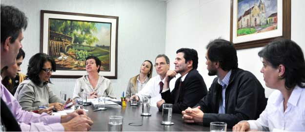 Reunião define grupo de trabalho para parceria FURB/UFSC