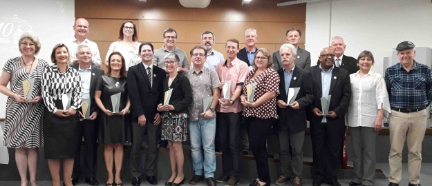 Servidores são homenageados pela FURB