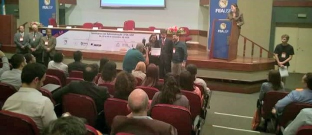 Artigo apresentado na FEA USP recebe dupla premiação