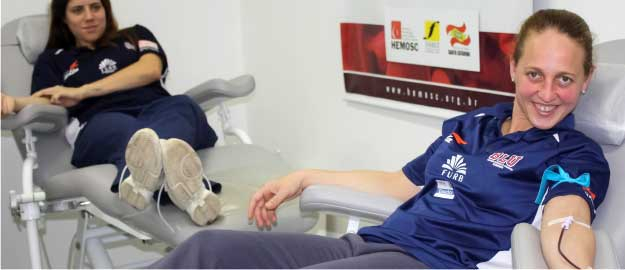 Equipe de handebol feminino da FURB doa sangue no Hemosc
