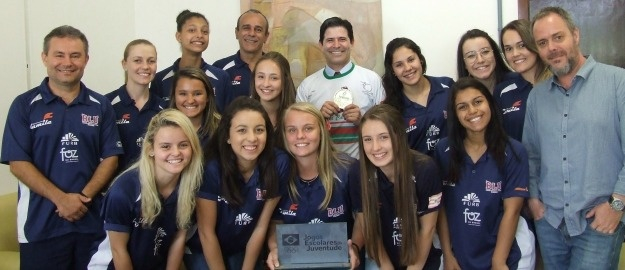 Equipe de handebol da ETEVI é recebida pelo reitor