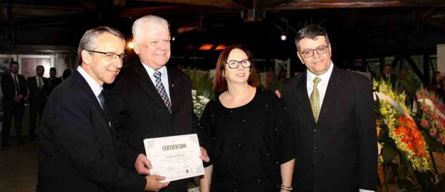 Acadêmicos de Artes Visuais recebem homenagem no Mausoléu